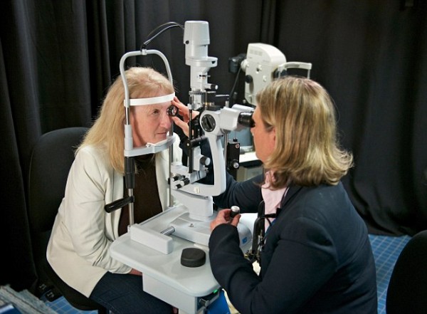 世界首例：澳大利亚妇女接受仿生眼根性植入